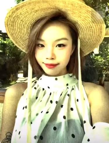 Live girl on VidizzyChat — Nana from Vietnam