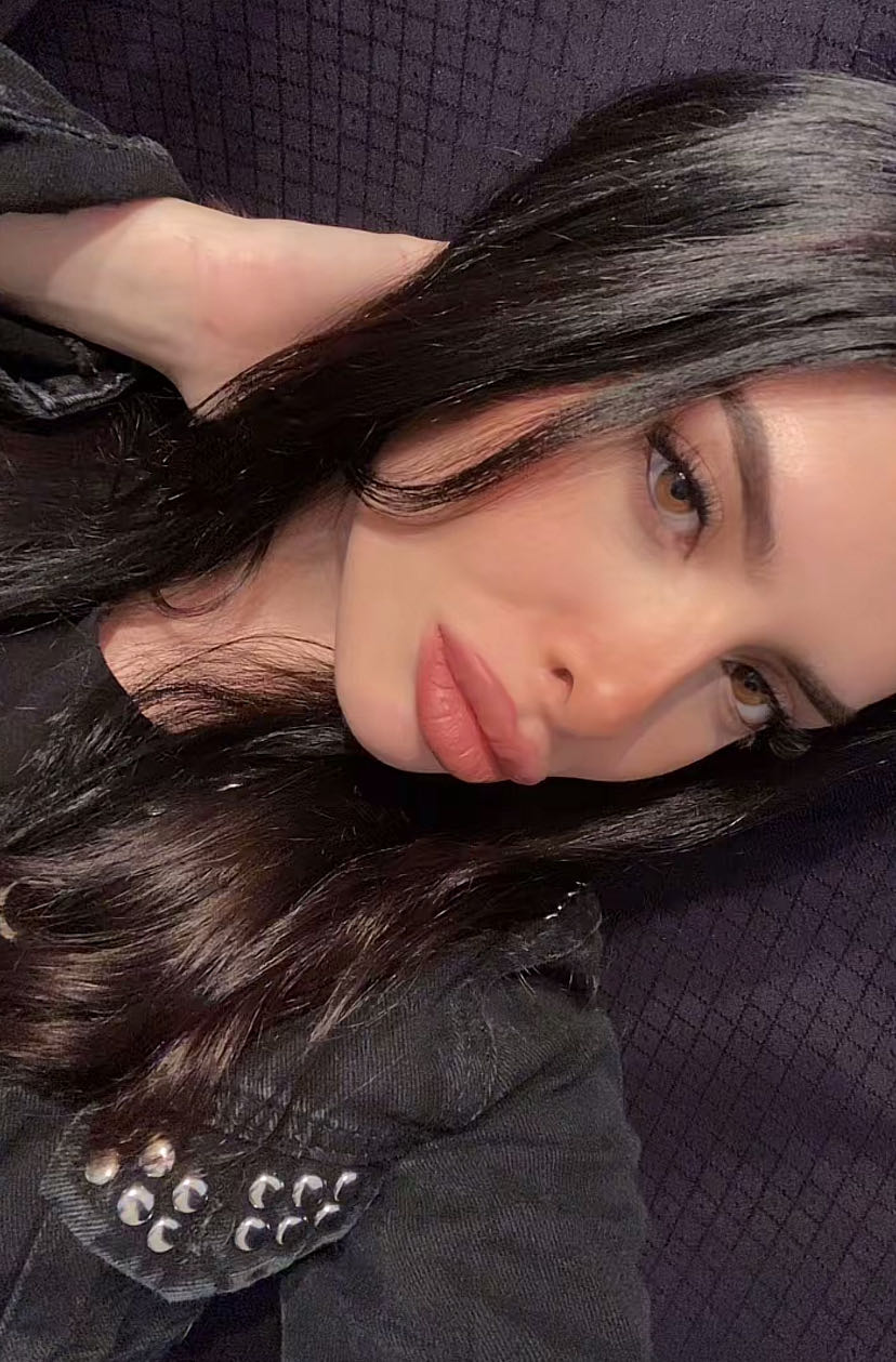 Girl live on a VidizzyChat random video call — Lo from Argentina